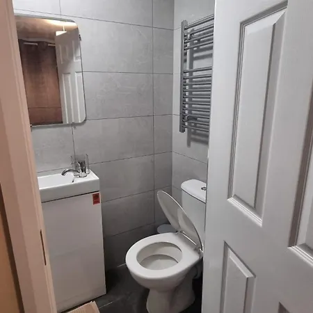 Cosy Near & Airport Apartment *
