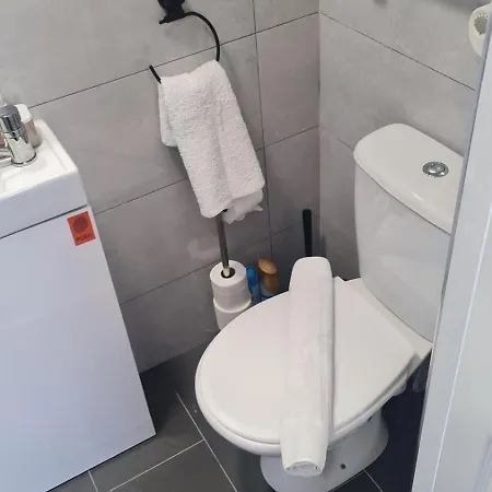 Cosy Near & Airport Apartment